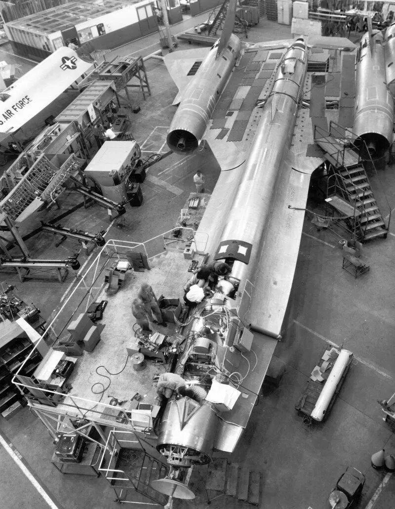 1962年，美国空军研制的YF-12双座截击机，正在加州伯班克洛克希德公司的秘密