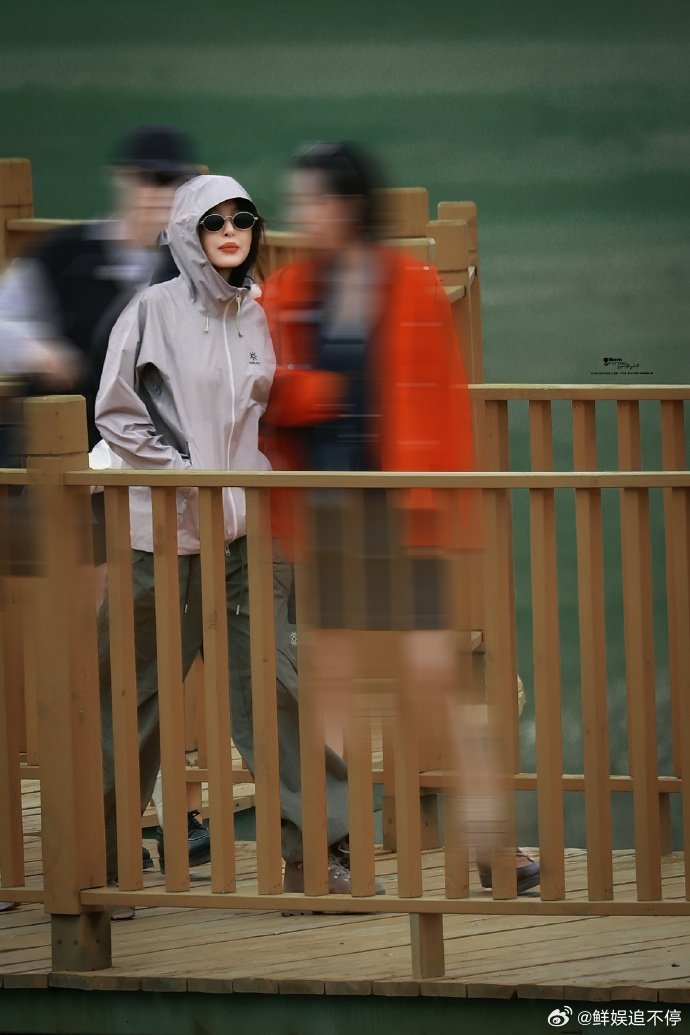 感觉辛芷蕾手机下一秒就要掉出来了向野的我们提心吊胆看手机，总感觉马上就要滑落，辛