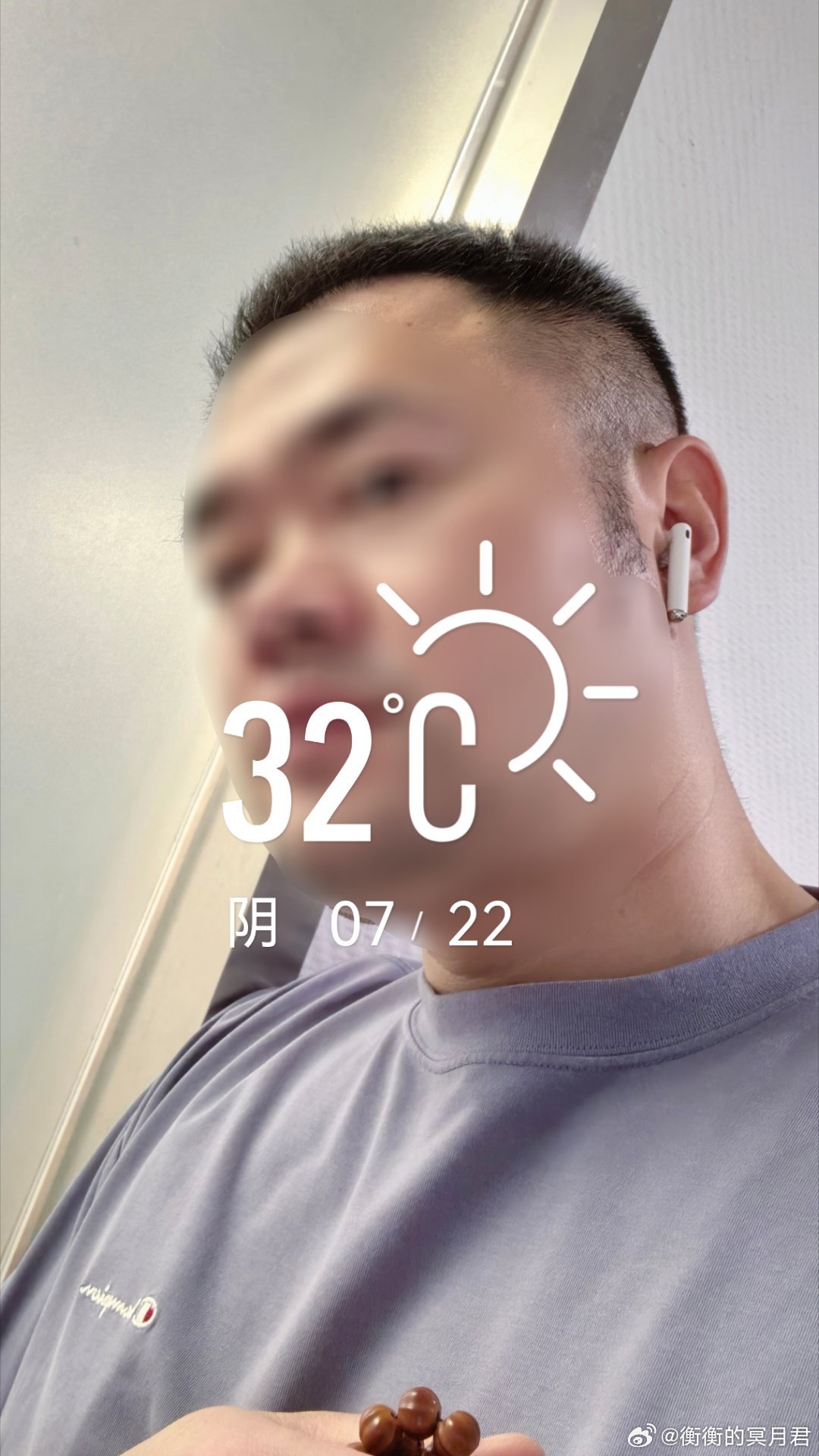 倚门卖笑强欢颜，伏案谋生不得闲。满腹辛酸独自咽，只为柴米渡人间。