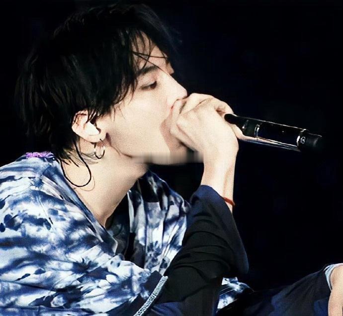 黎冬枝是被饿醒的。感觉腹中空虚，浑身没劲，手脚心脏麻麻的。第一次饿醒时，眼神发飘