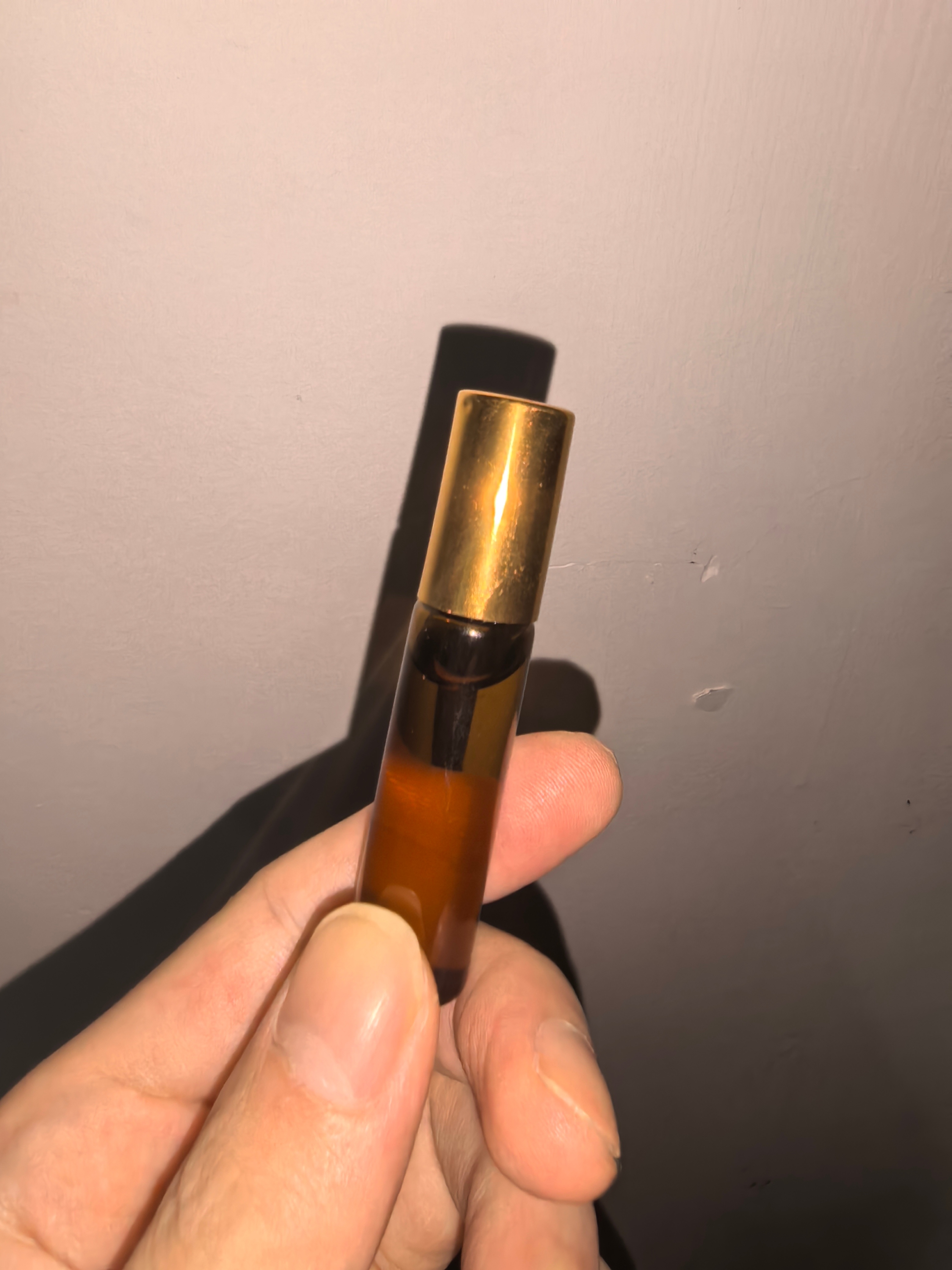 好久没发沉香精油了，在手腕、耳部涂涂，可以消除一天的疲劳～ 