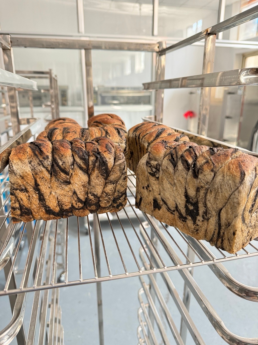 做馒头的间隙，我们试了新的黑芝麻吐司和调整工艺的玫瑰吐司。今早有小伙伴说喜欢不甜