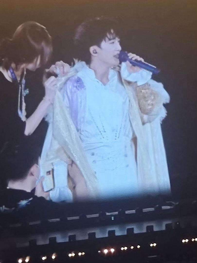 风一吹周深仙气就藏不住了周深的披风连夜缝了扣子 披风、垫肩、面具、眼罩，这套造型