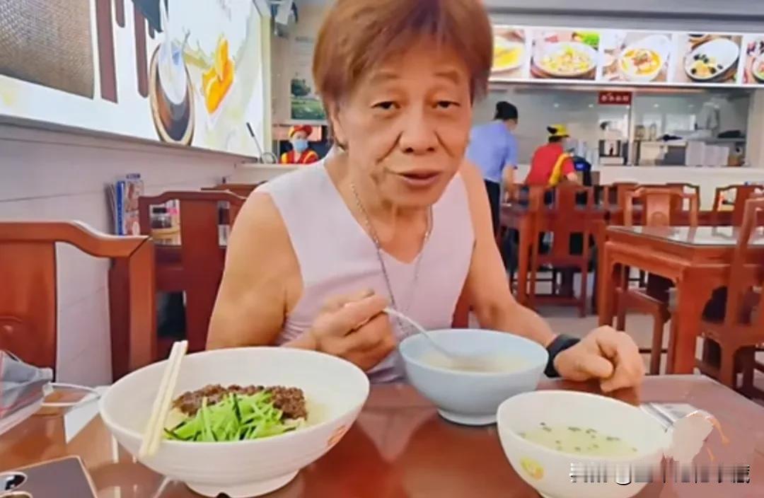 陈真的饰演者梁小龙现身中餐馆吃饭，戴着黄色假发，一脸的褶子，由于身形太瘦，感觉都