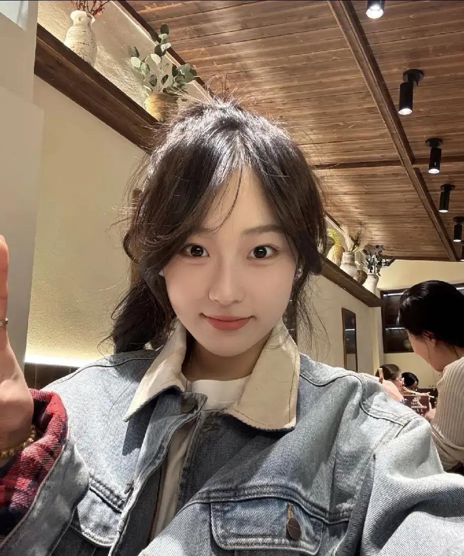 我昨晚把男友的优缺点写在手机备忘录里。
优点列了七条，缺点列了五条。
七条里他做