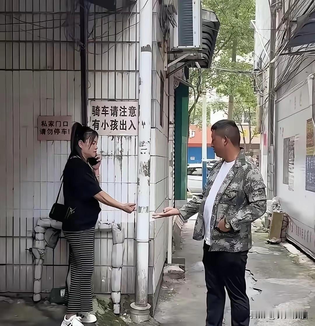 刚刚在巷子里看到的，大过年的，他们还在玩石头、剪刀、布！小时候我也玩过。