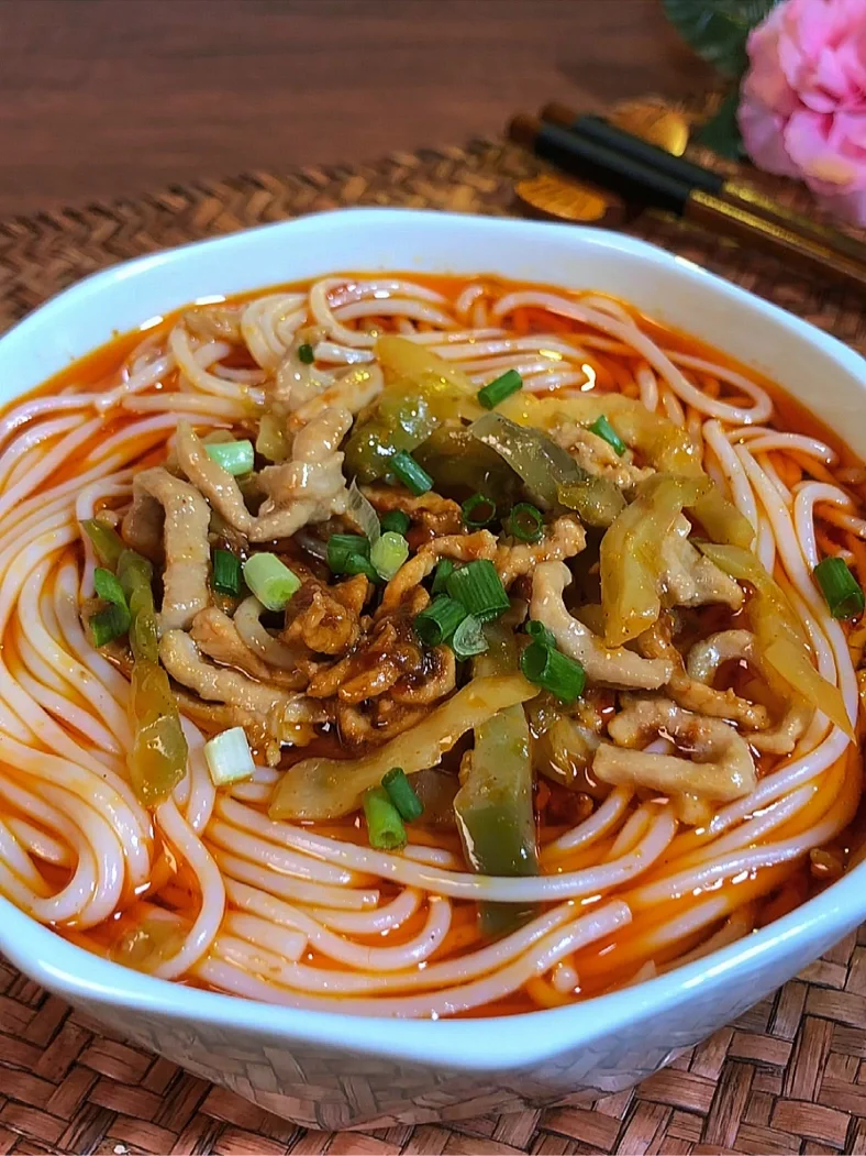 夏天来了，没胃口就来份香辣开胃榨菜肉丝粉