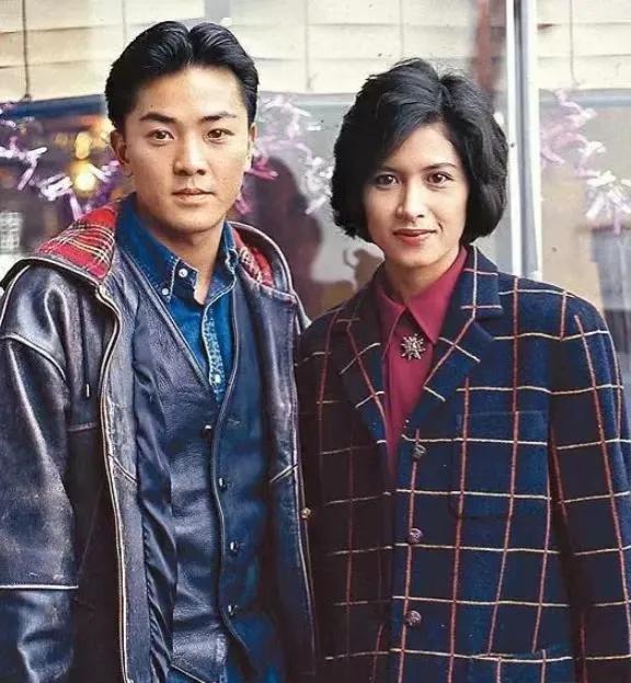 我发现香港男艺人都很怕结婚。郑伊健当年如果不是怕结婚也不会失去梁咏琪吧？