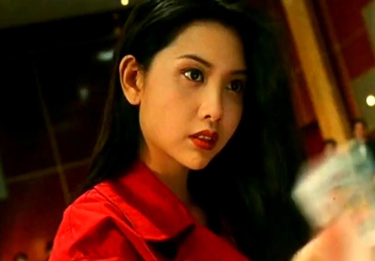 邱淑贞绕不开王晶，但在她嫁给富豪沈嘉伟那天，有人当着满场宾客，把话筒怼到沈嘉伟嘴