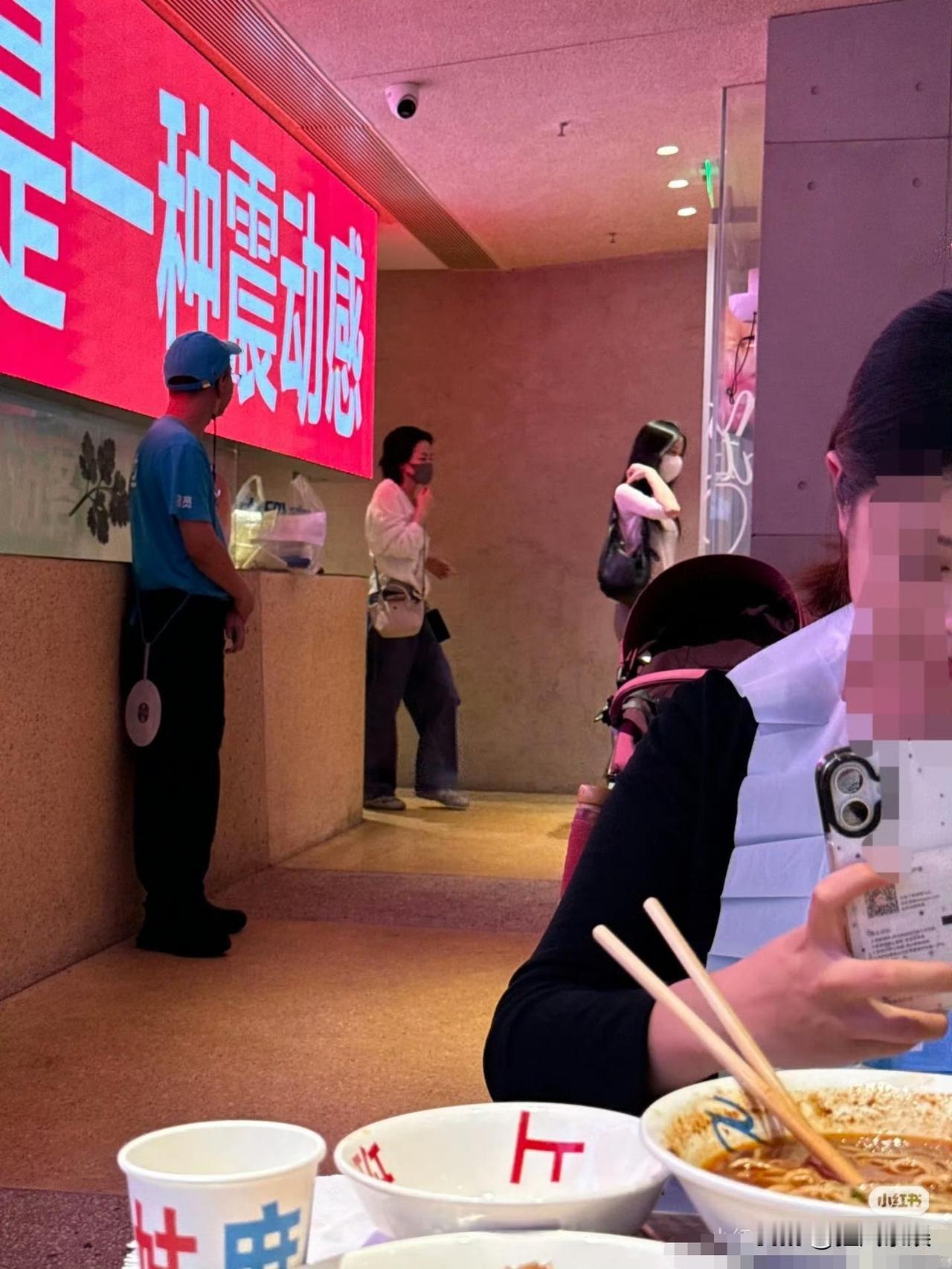 8月28日晚，有网友在阿那亚一家面馆偶遇了王菲母女俩，没有华服加身，王菲穿了一件