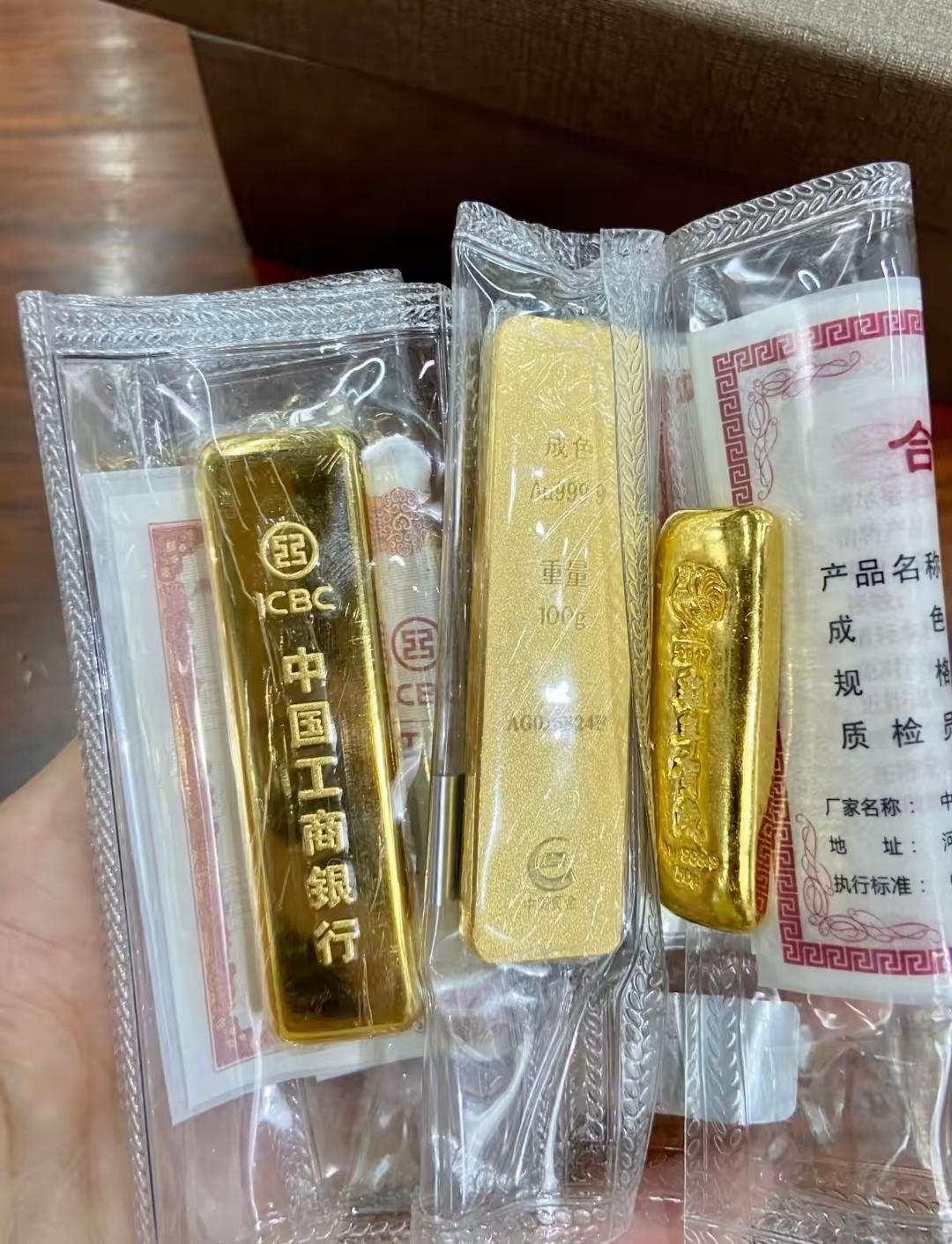 手里有黄金的人，
今晚估计要吃双倍褪黑素了，
昨天金价997一克，今天开盘直接跌