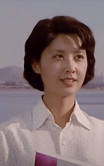 🔻龚雪、朱琳那个时代的女演员，美的有一种辨析度。🔻现在很多网红模版脸让人记不