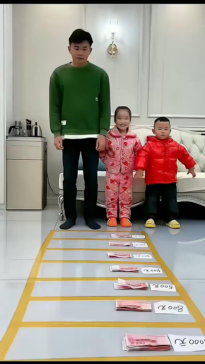 爸爸为了考验一下孩子的智力，爸爸率先跳了一下，然后把顺着脚的钱就拿走了。下边轮到