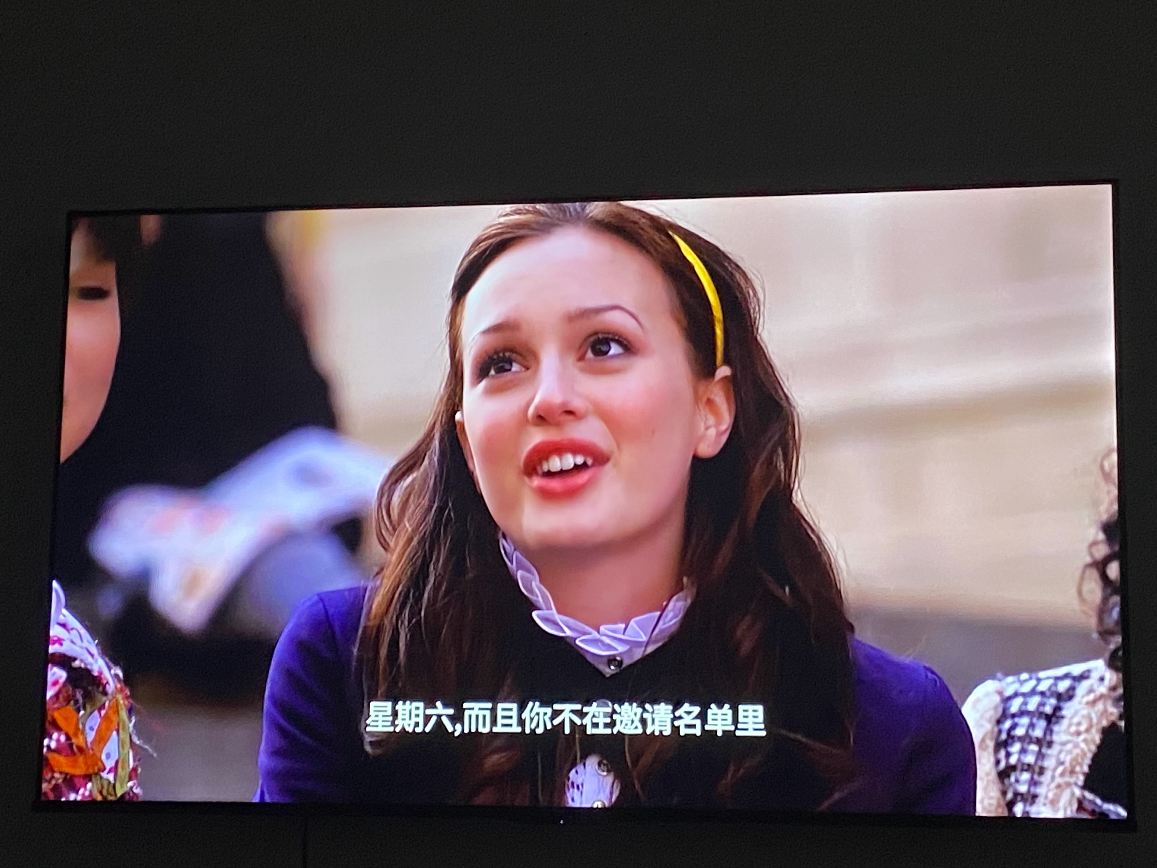 一大清早躺客厅沙发上看一集绯闻女孩真是一件美事啊 