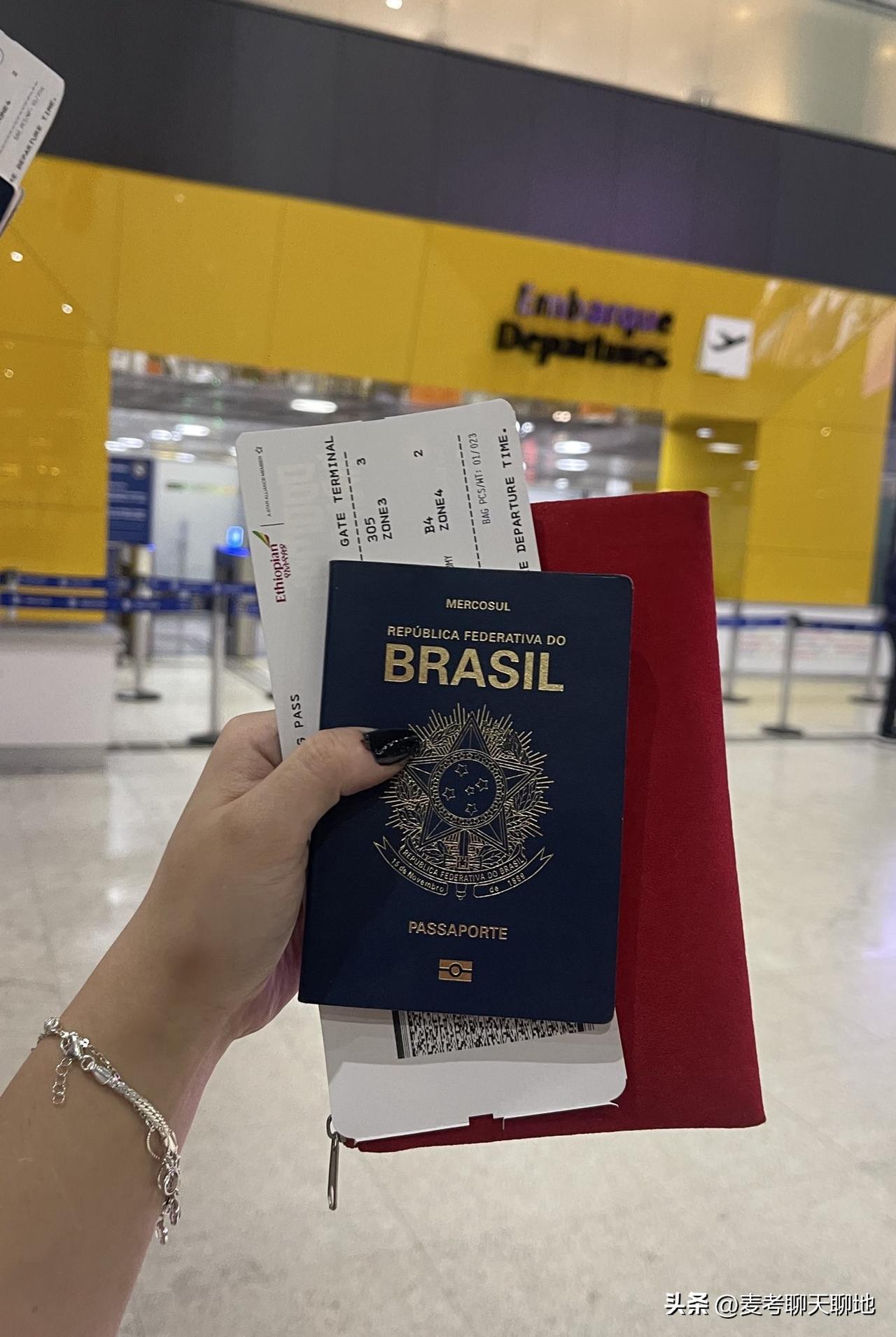 巴西网红安吉斯（Anjos)在网上晒出护照和机票，她写道：“我要去中国啦！！！即