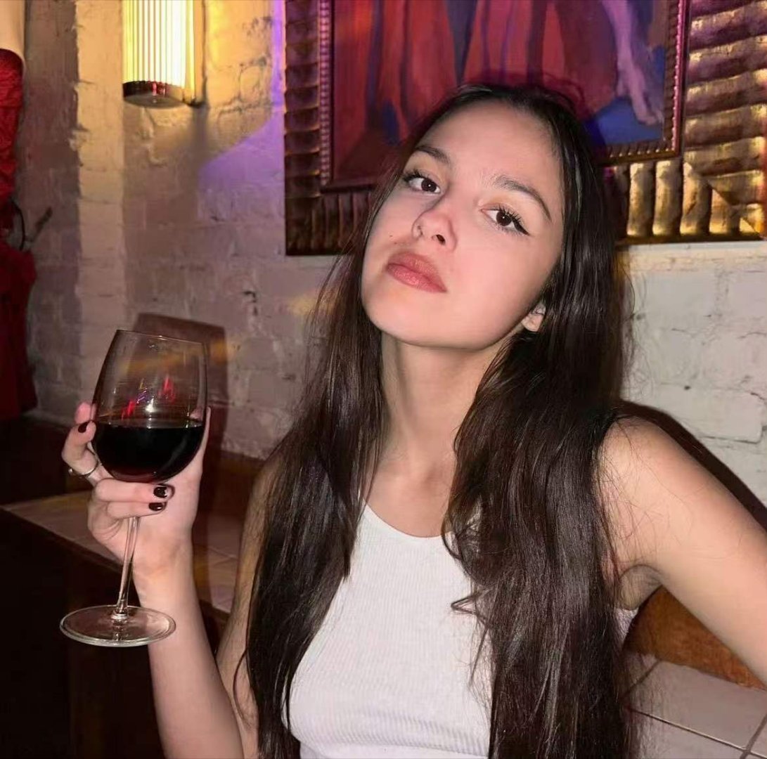盘点娅娅Olivia Rodrigo的一些绝美自拍💜 