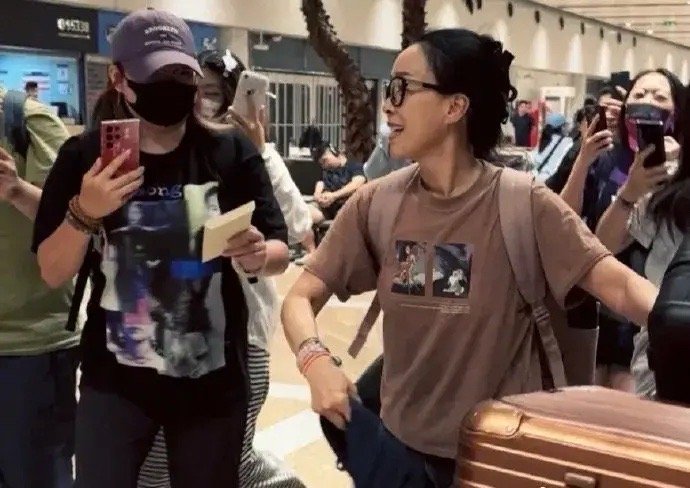 那英已读乱回花少刚收官，那英机场就被粉丝围堵连环问，结果她全程“好的好的”无缝衔