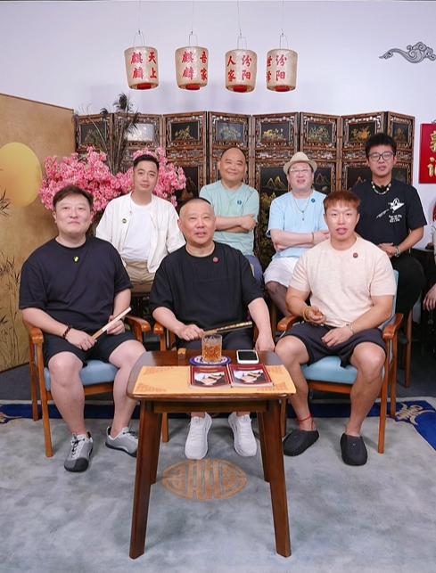 郭德纲开直播，直播间人数迅速来到十万加，不愧是相声界的航母，人气还是高，其实郭德