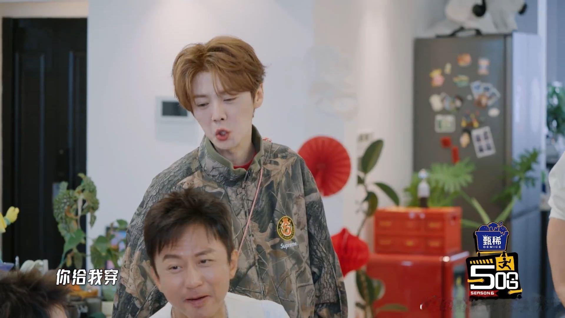 邓超用脚帮鹿晗穿裤子鹿晗听到用脚穿裤子的表情哈哈哈哈哈 鹿晗的嫌弃表情很真实，毕