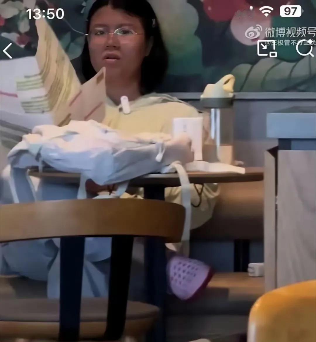 海口星巴克这位女生
估计她是不打算认真备考了，大家发现没，带着扩音器和雨伞，还在