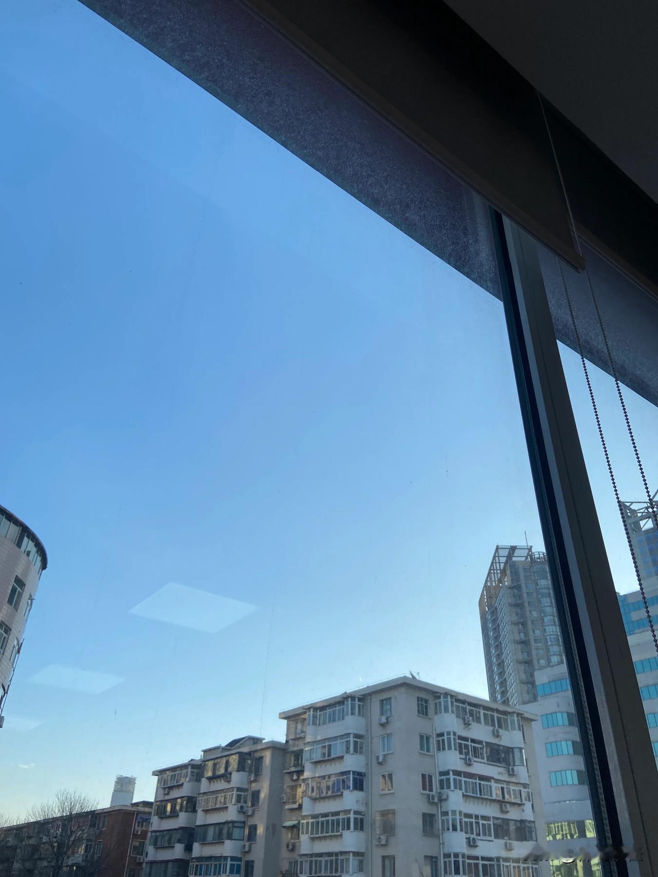 今天天空很蓝但是今天的股票可能会很绿。
上证指数我连续反弹了六天的时间，3227