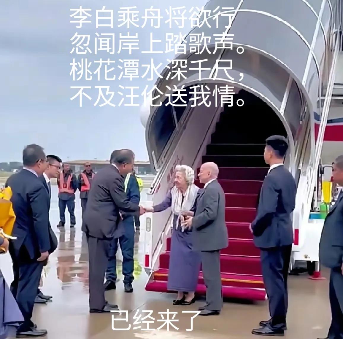 国王就是国王，命令洪森给他管好柬埔寨，就提前10来天来了。
 
8月初，泰国军队