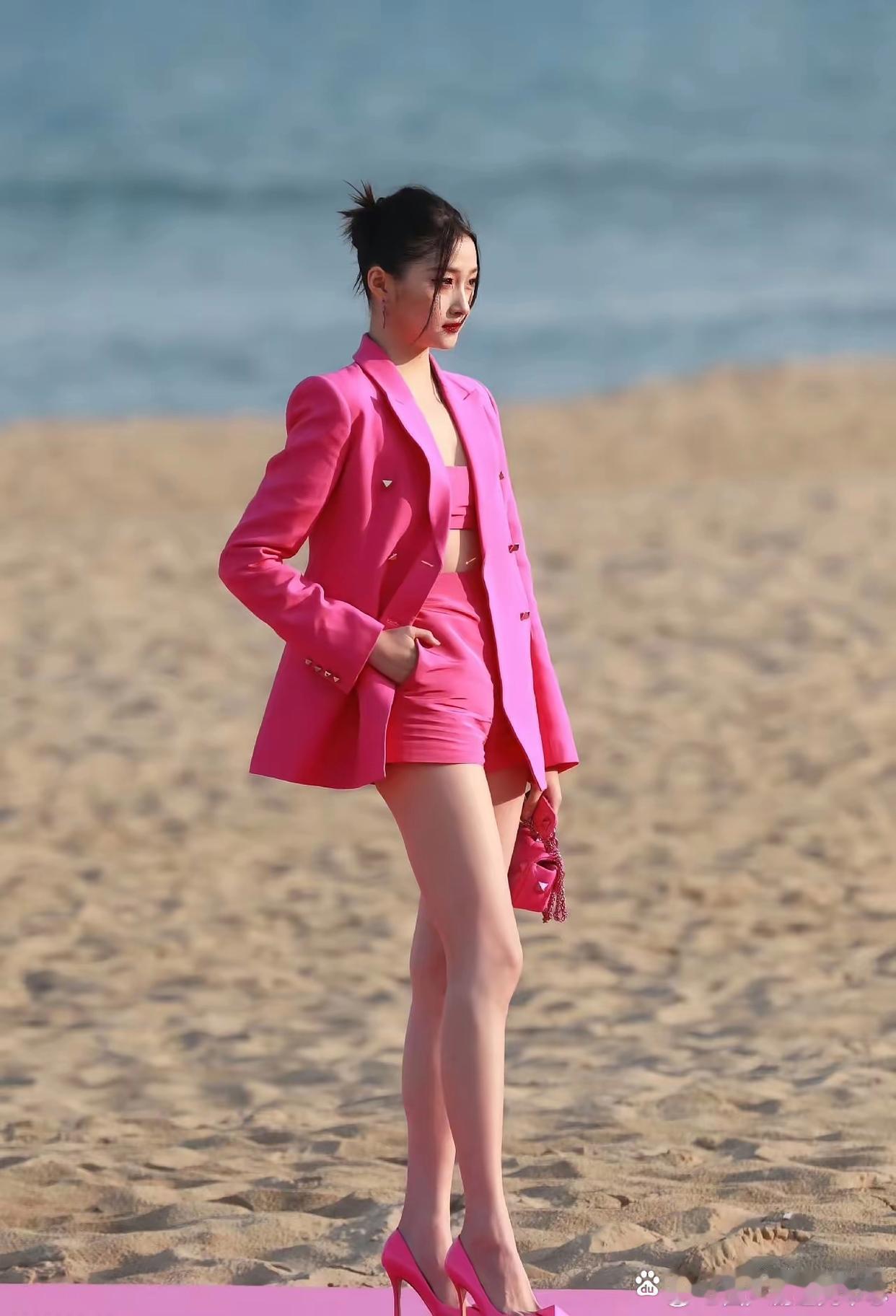 关晓彤 华伦天奴写真 