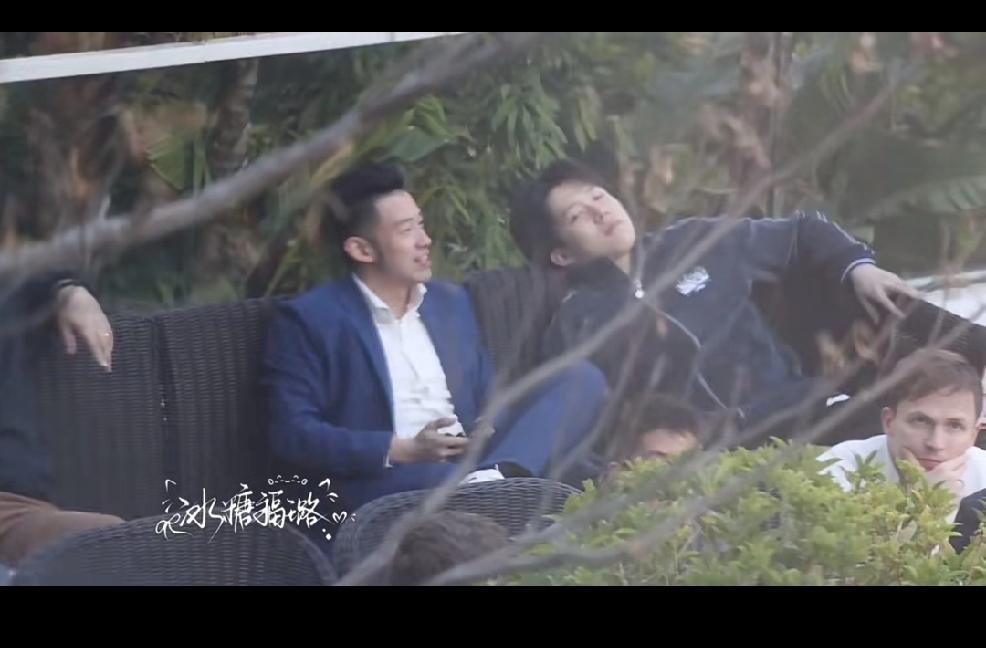 昨天香港总决赛抽签仪式结束后，
球员们还照了大合照。
王楚钦黄镇廷两个人真像两位