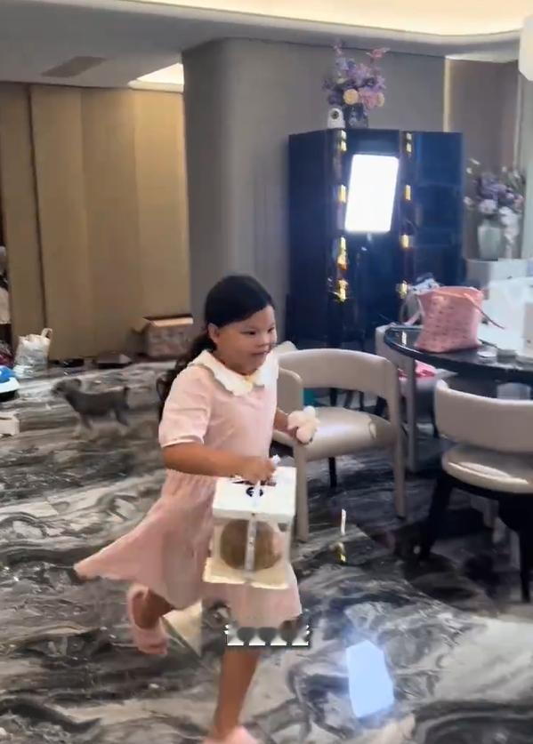 韩安冉的大女儿给宋浩然送蛋糕和纸巾花庆祝父亲节，还喊宋浩然“爸爸”，把他高兴得合