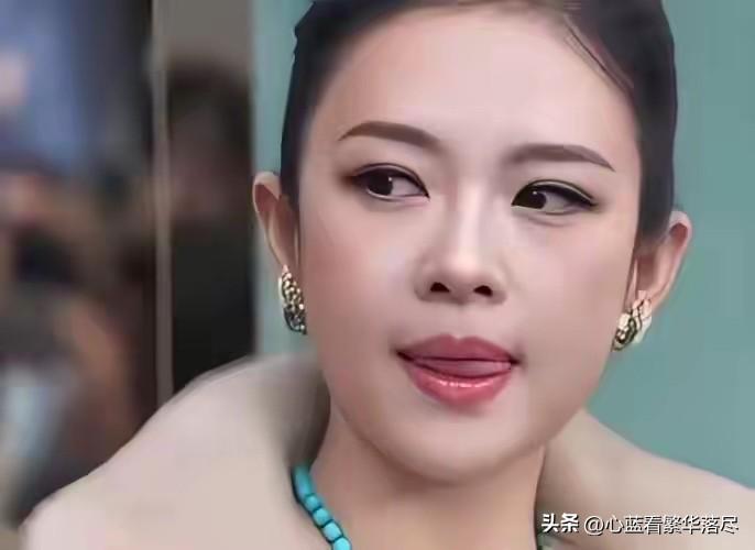 很多人都以为章子怡吐舌头，是用舌头来湿润嘴唇的，但是熟悉章子怡的人都知道，其实章