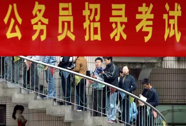 每到公务员招录季，不少人只盯着笔试分数、岗位竞争比和面试排名，却忽视了招录全流程