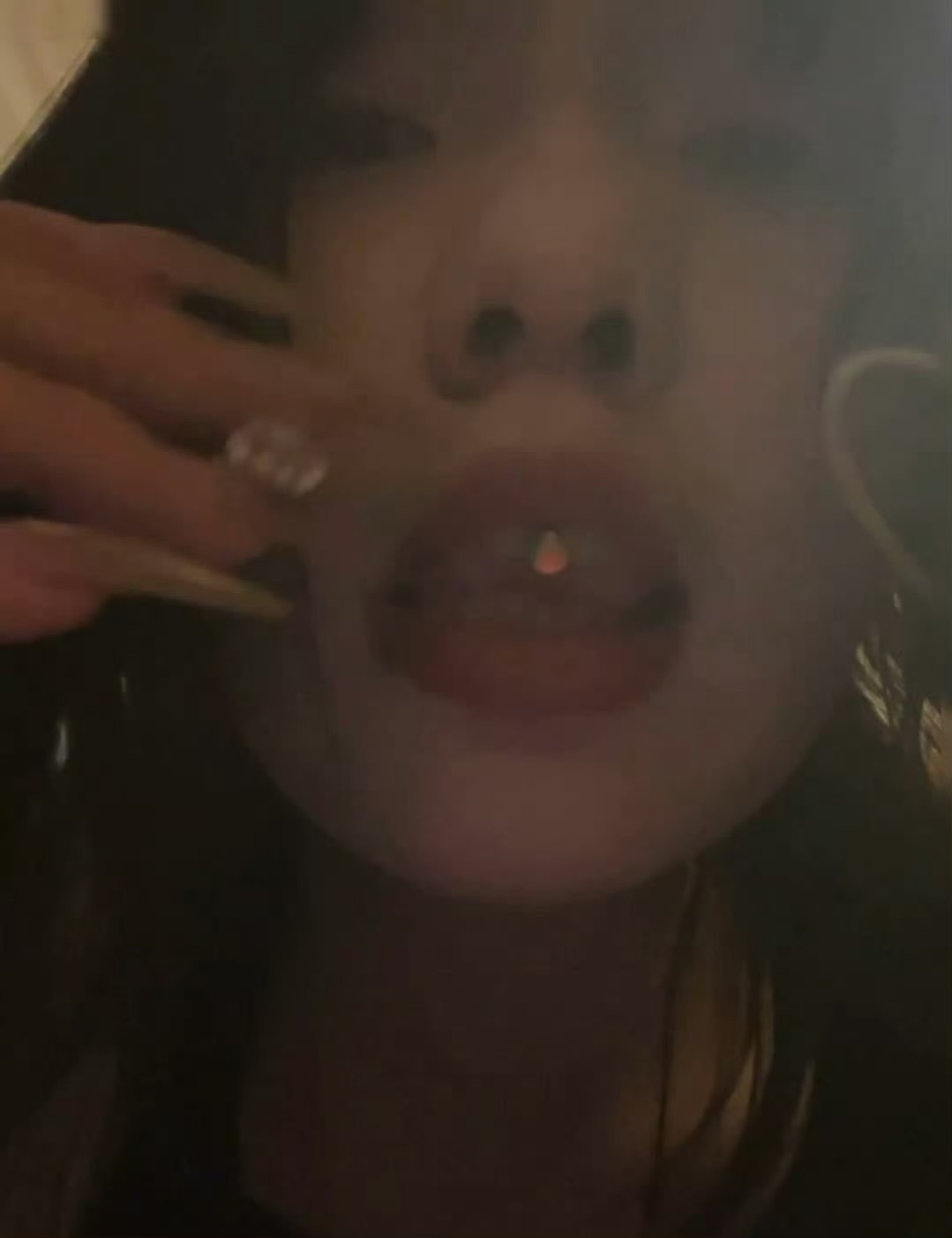 麻烦你控制好你的魅力我怕自己忍不住亲你 ​​​