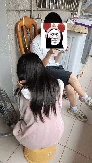 一位妈妈发视频吐槽说:她儿子的女同学来家里找她儿子玩？
两个人坐在一起玩手机打游
