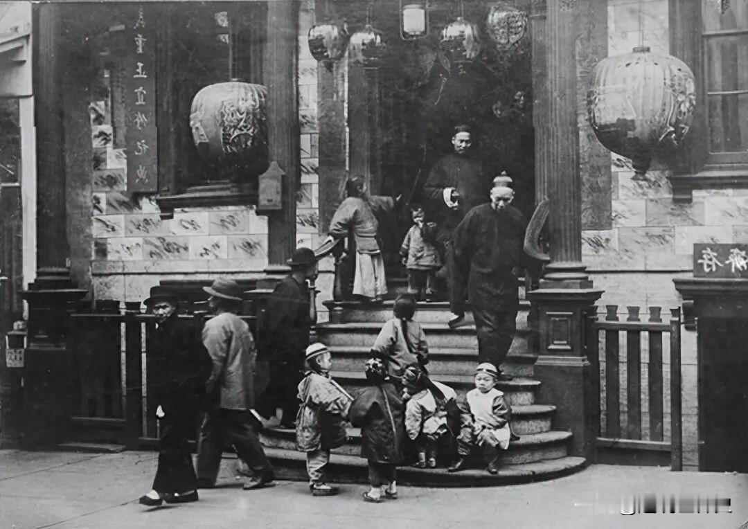 历史老照片：第一代美国华人

拍摄于1896年，美国旧金山的唐人街。从照片上看，