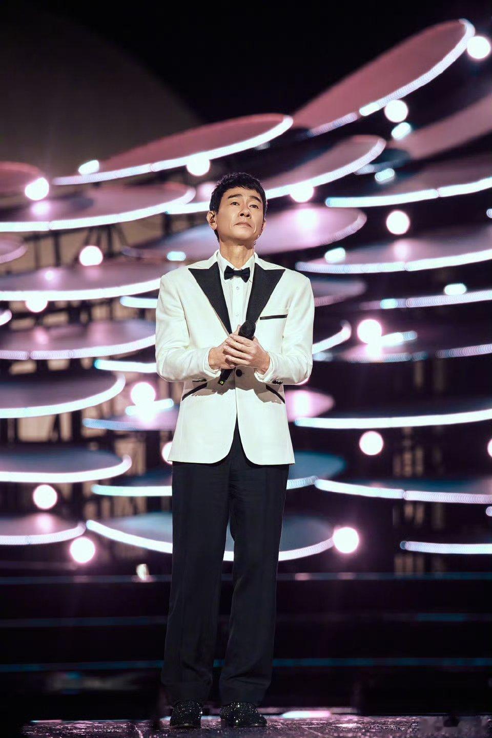 百花迎春晚会阵容官宣年味拉满！陈小春惊喜加盟2026百花迎春春节大联欢。用歌声传