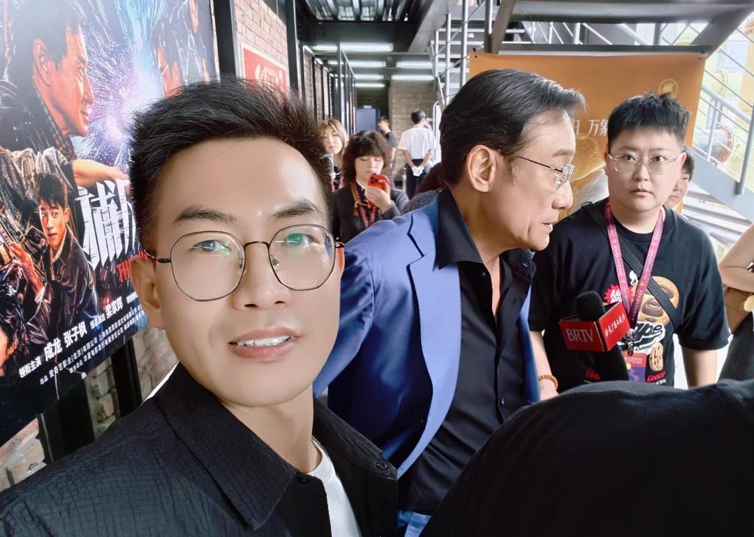 追了个星，千面影帝梁家辉。梁家辉在百花奖北京电影论坛上，谈到自己北上拍戏，说“那