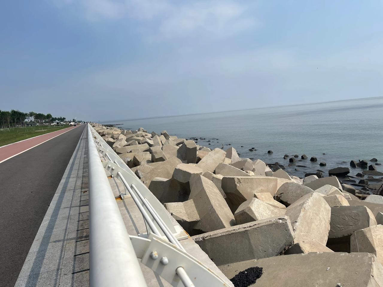 天津滨海新区（2）：天公并不作美，灰蒙蒙的天空海天一色，躲在云层后的太阳，散发出