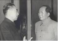 [微风]1964年，毛主席秘密地把周总理叫到办公室谈话。毛主席悄悄地说：“恩来，