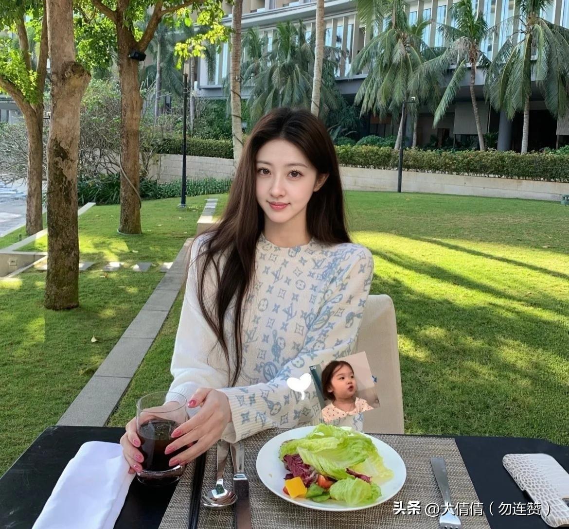 女人最高贵的报复，
是转身不回头
明知对方不值得，
却还在原地纠结，
一边失望，