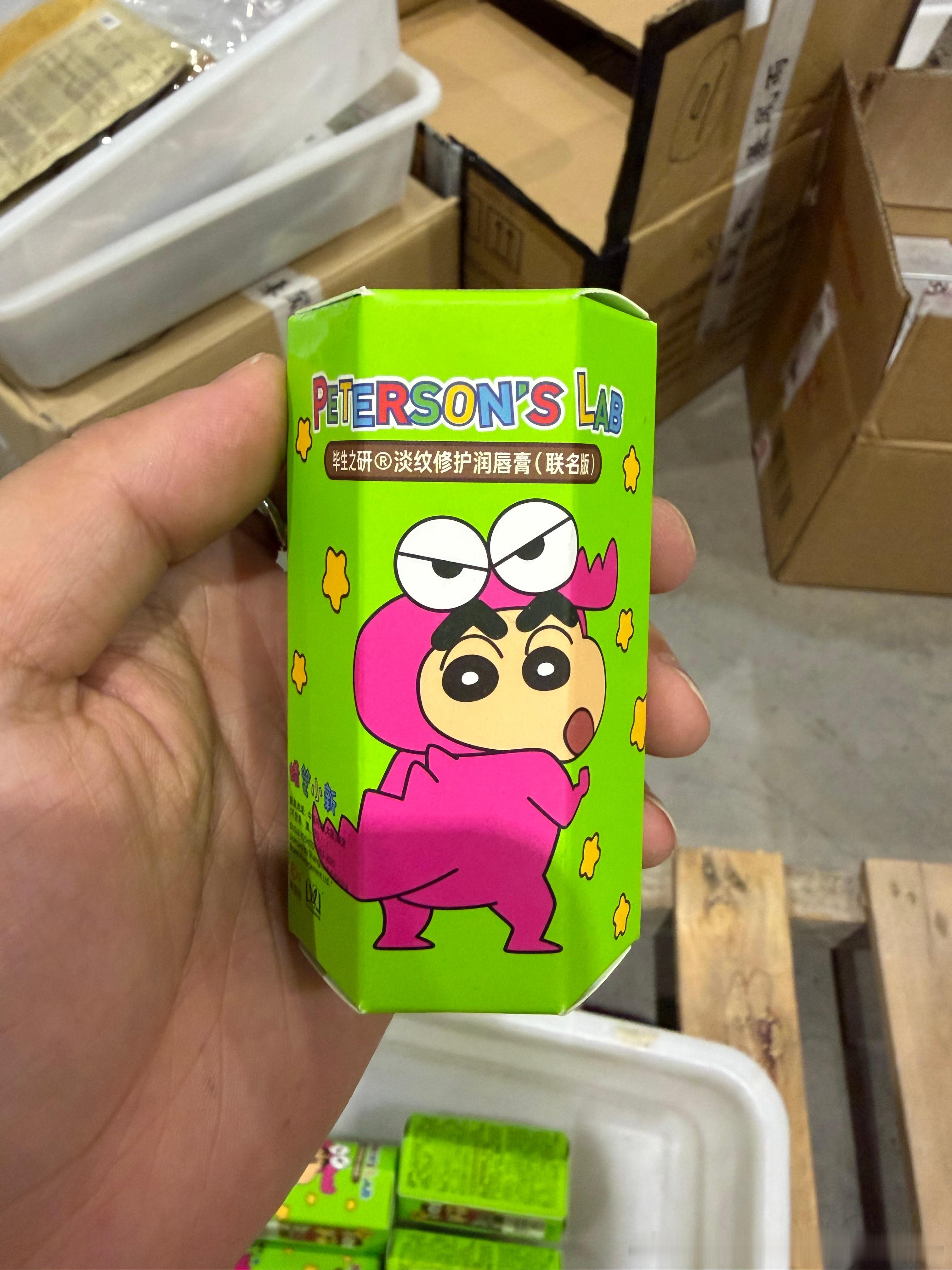 毕生之研就是很会做联名呀，和蜡笔小新合作的唇膏设计的就像他最喜欢的小饼干啊～当然