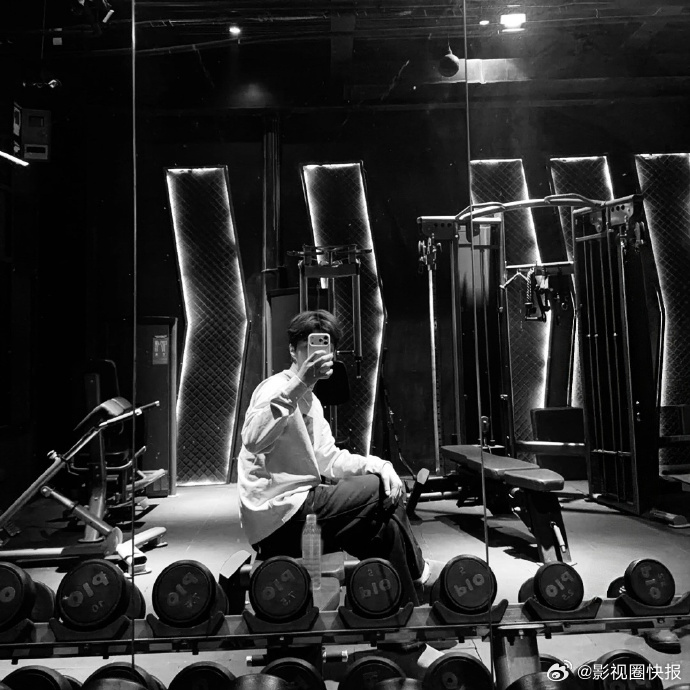 范丞丞片场也要练一练 第九天健身餐打卡，片场训练与健康饮食双管齐下，认真搞事业的