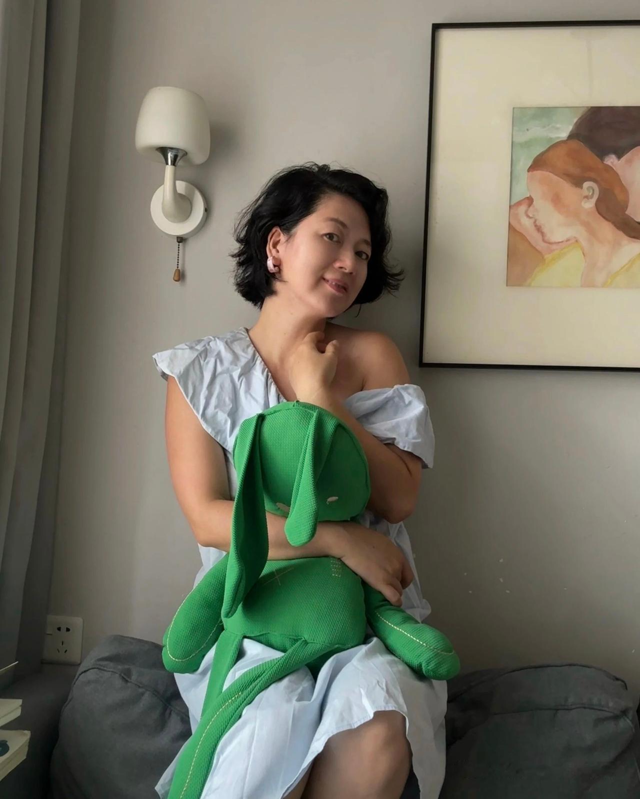 温柔时光，拥抱童心，与绿兔共度美好时光。🌿🐰💕