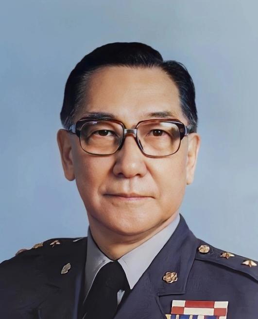 1997年，蒋纬国病逝，宋美龄派人查账，发现养了81年的儿子，身后竟是一堆债务。