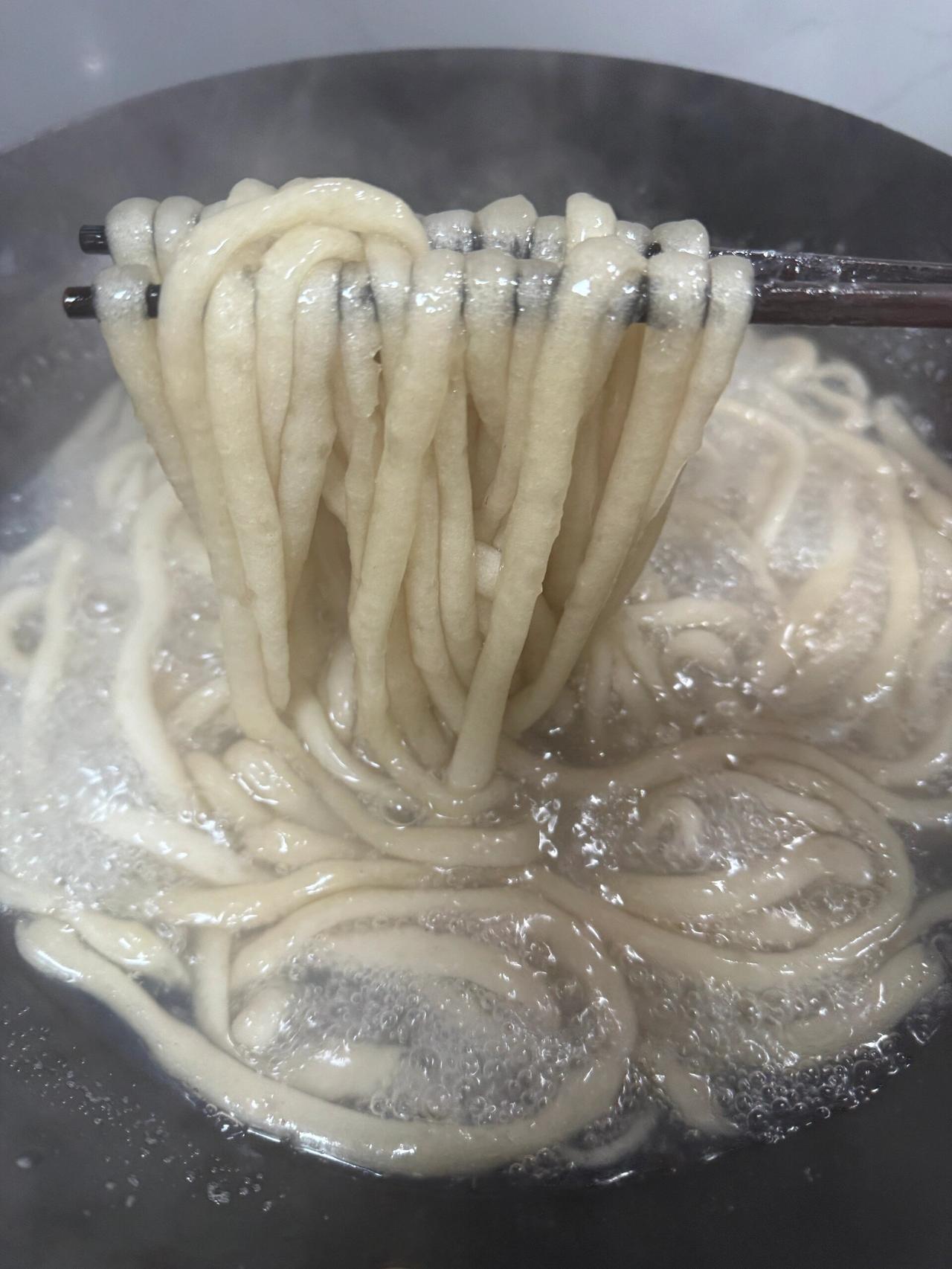 红薯粉条我做出来啦，我们老家管这个叫嗦粉
这次我用了2斤红薯粉，做了一大盆粉条
