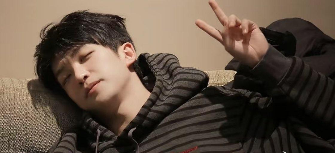 黄子弘凡黄子弘凡揭秘鸟巢汉堡独家视角 黄子弘凡堡堡发型萌萌的，恭喜黄子第二次登上