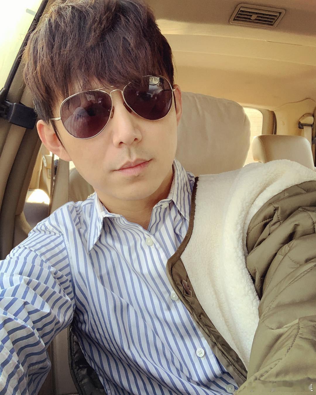 何老师准备再主持个三四十年 听到这样的宣言，忍不住为他鼓掌。何老师用热爱和坚持，