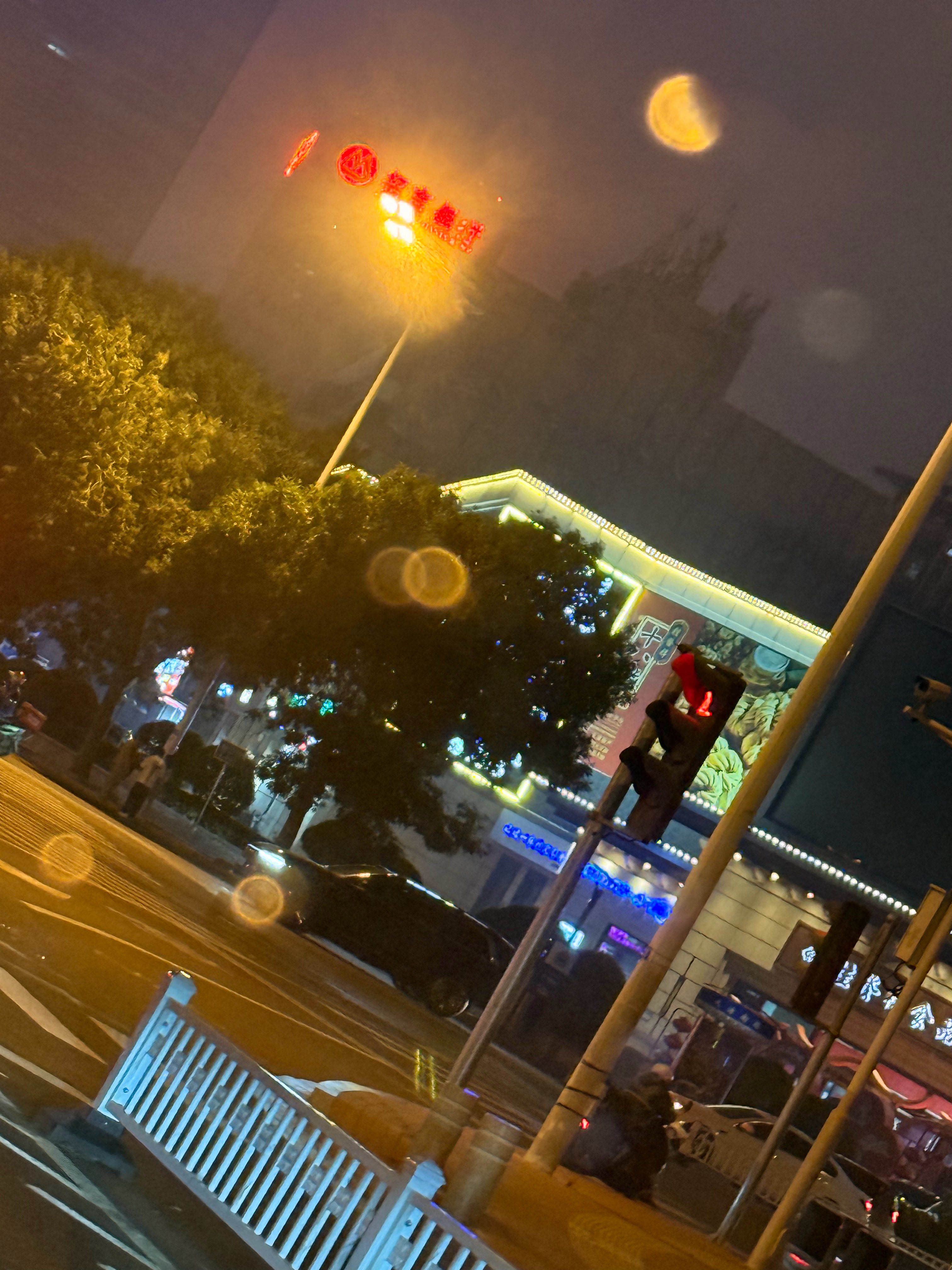 那几年关于这个五道口要把家乐拆了盖立交桥的谣言有多风靡。 
