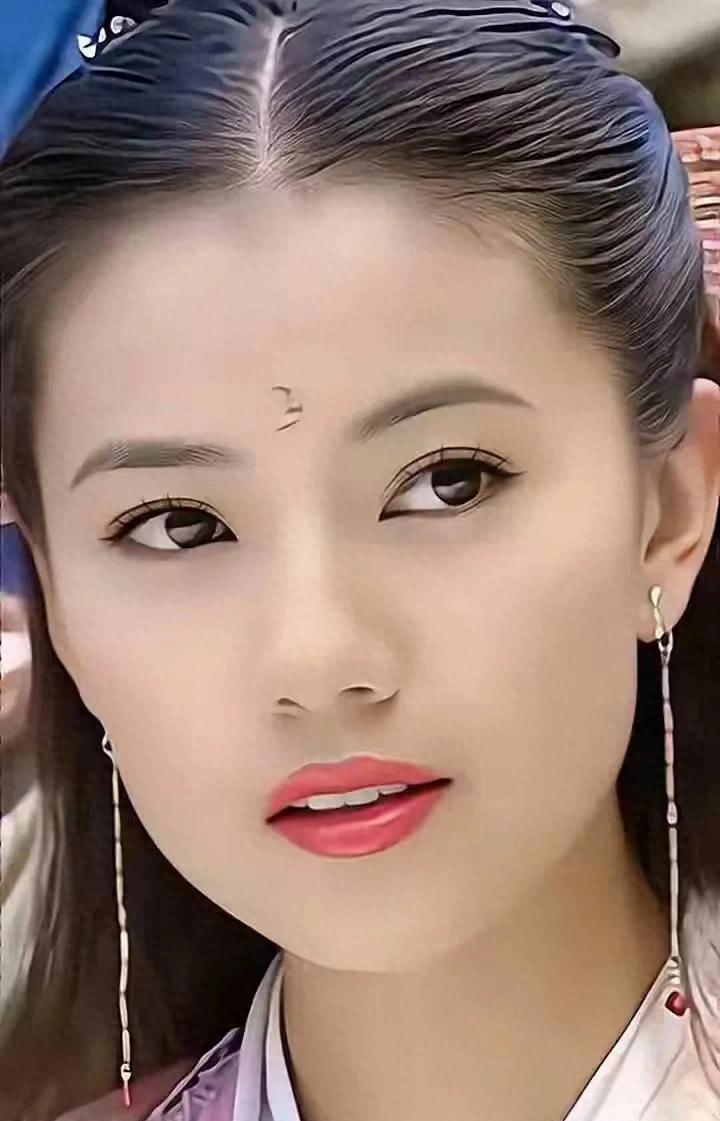 高圆圆是1979年10月5日出生的，个人感觉她的颜值巅峰是 2003 年，也就是