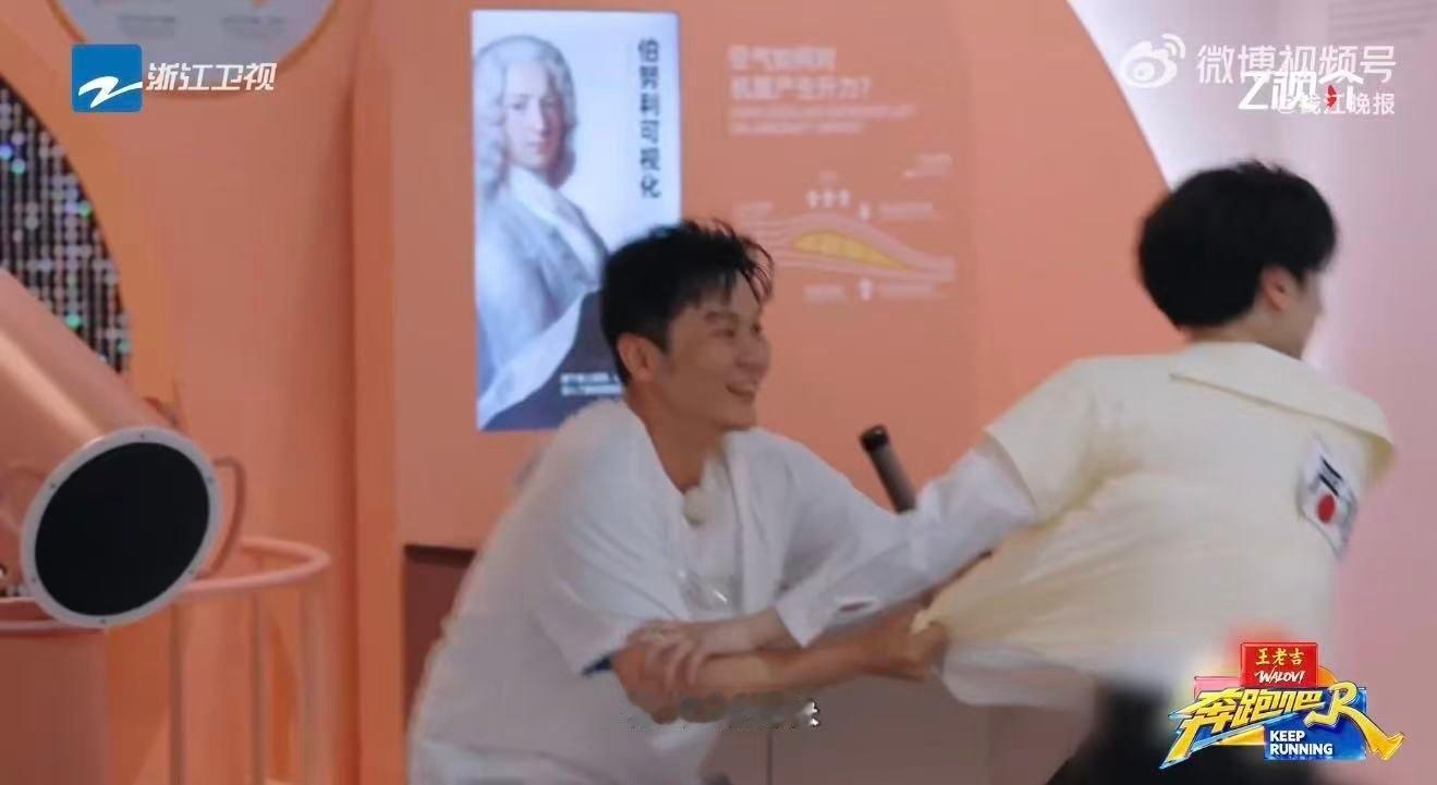 范丞丞躺地向张真源求饶奔跑吧 这段最好笑的是范丞丞以为自己在演兄弟情深，张真源以