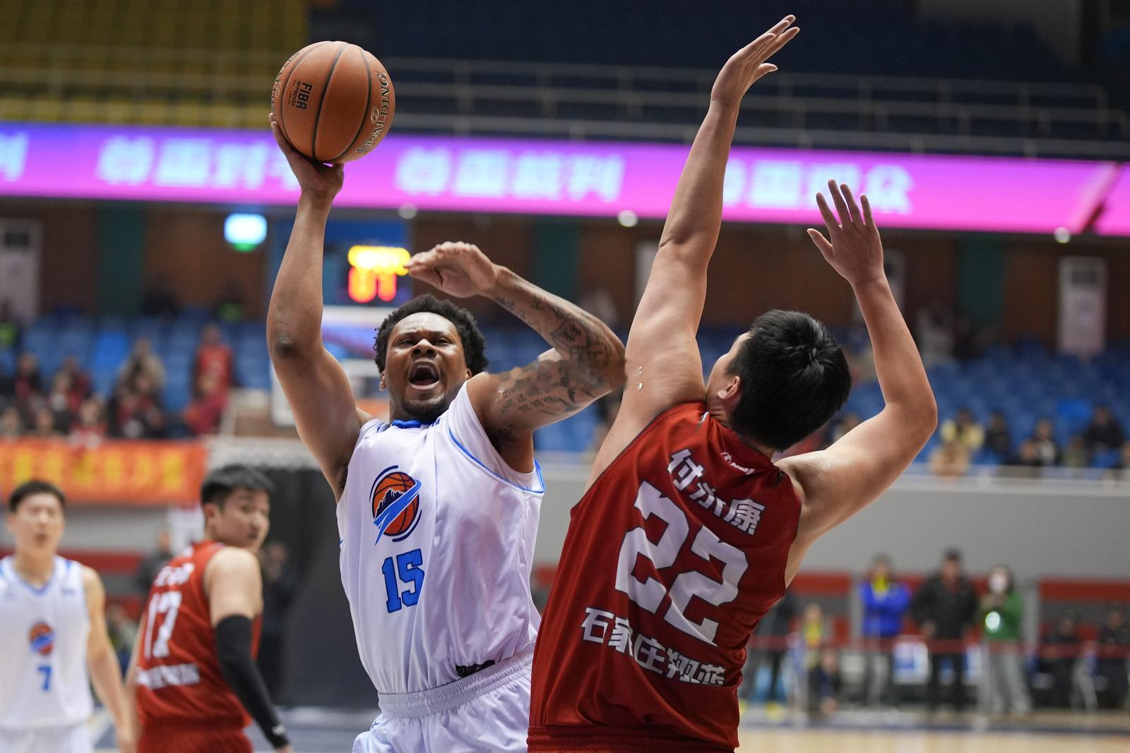 昨天晚上NBL联赛上演了一场三个多小时的长时间鏖战，石家庄翔蓝主场对阵焦作文旅的